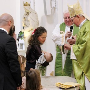 Biskup Gorski krstio peto dijete obitelji Šimunić u Župi sv. Petra apostola u Zagrebu